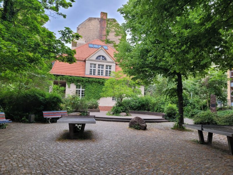 Der Hof vor der Villa der Peter-A.-Silbermann-Schule: Hier findet die feierliche Übergabe der Abiturzeugnisse statt