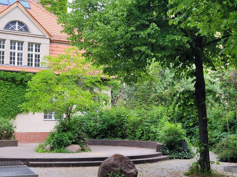 Der Hof vor der Villa der Peter-A.-Silbermann-Schule: Hier findet die feierliche Übergabe der Abiturzeugnisse statt.